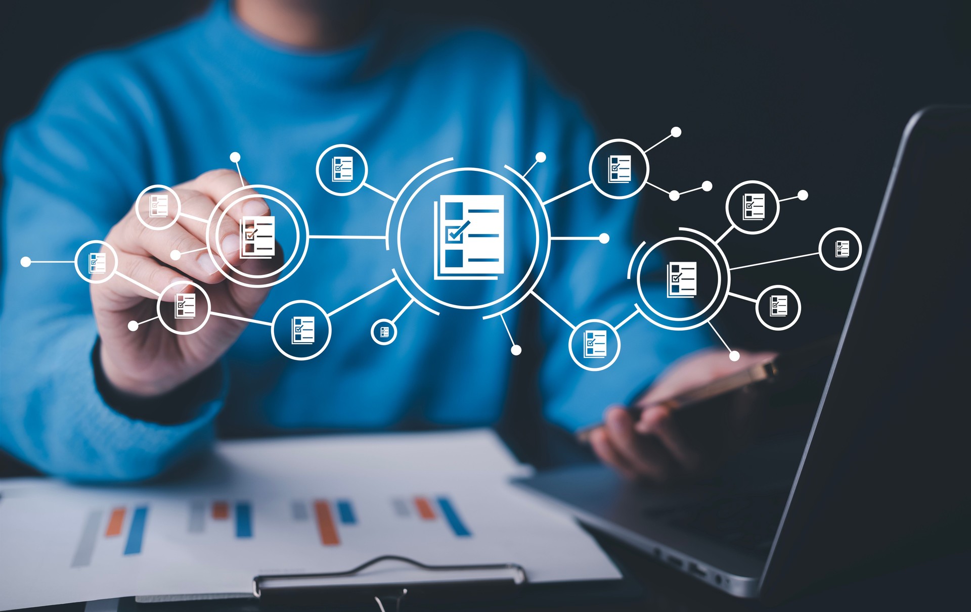 Geschäftsleute, die auf einem Laptop mit virtuellem Bildschirm arbeiten. Online-Dokumentationsdatenbank, IT-Berater im Aufbau Virtuelles Dokumentenmanagementsystem mit Laptop, Software zur Archivierung von Unternehmensakten.